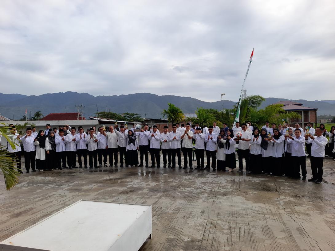 Usai Upacara HAB ke-80, Rektor dan Pimpinan IAIN Kerinci Serahkan Hadiah Pemenang Lomba