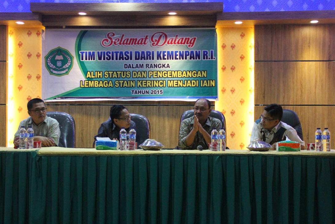 KERINCI - Proses peningkatan status Sekolah Tinggi Agama Islam Negeri (STAIN) Kerinci menjadi Institut Agama Islam Negeri (IAIN) Kerinci akhirnya terwujud.  Peraturan Presiden tentang peningkatan status STAIN Kerinci menjadi IAIN Kerinci akhirnya diterbitkan oleh Presiden Joko Widodo.  Hal ini dibenarkan oleh Ketua STAIN Kerinci, melalui Sekretaris Jurusan Syariah, Arzam, Selasa sore ini. Dikatakannya, Perpres tersebut yakni Perpres Nomor 74 Tahun 2016 tentang IAIN Kerinci.  "Iya, kita baru saja mendapat ka