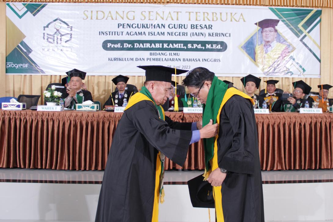 Pengukuhan gelar Prof. Dr. Dairabi Kamil.